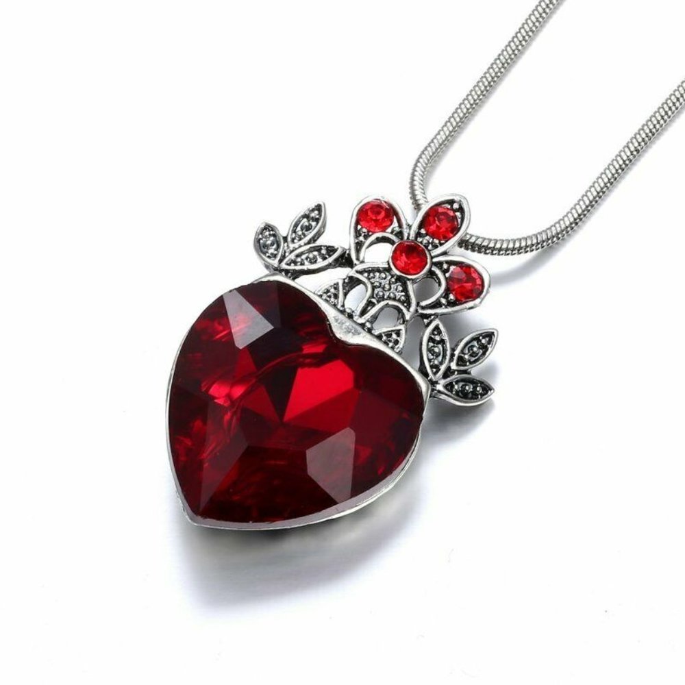 ** SALE ** BRAND NEW ** Queen of Hearts Pendant Necklace